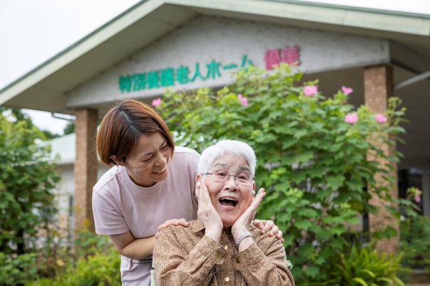 笑顔のシニアとスタッフの前庭