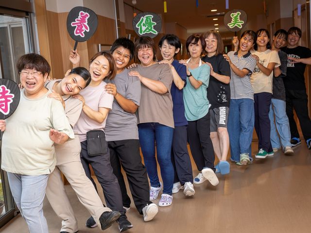 陽気なスタッフイメージ スタッフイメージ 笑顔のスタッフが和やかに並んでいます。温かい雰囲気で働きやすそうです。