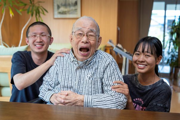 笑顔の人々、ラウンジ