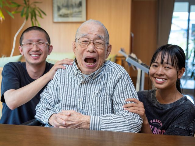 笑顔の人々、ラウンジ ラウンジ 日差しが心地よい空間で、リラックスした雰囲気があります。皆が笑顔でくつろいでいます。