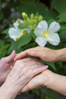 手を握る利用者と介護士