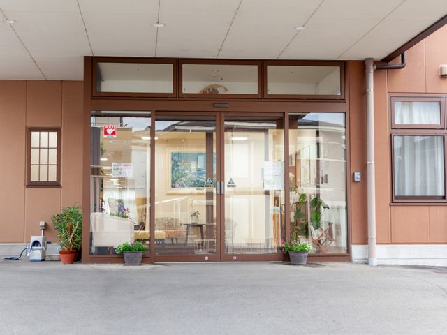 清潔感のあるエントランス エントランス ご入居者を温かく迎える、明るいエントランスで働きませんか。