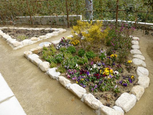 石垣で囲まれた花壇