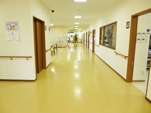 清潔感のある明るい廊下 廊下 手すり付きの廊下は清潔で明るく、居心地の良さを感じさせます。職員の方々が動きやすい設計になっており、快適な勤務環境を提供しています。