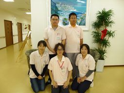 スタッフの集合写真