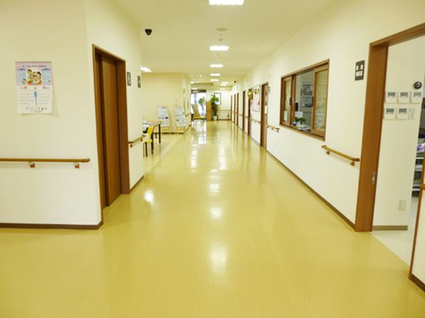 明るく清潔な廊下