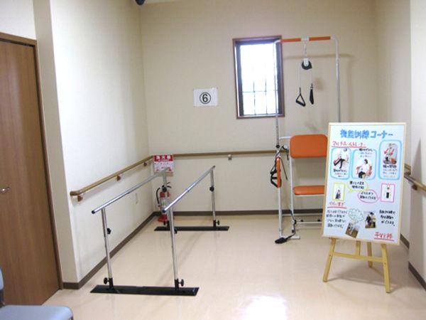 リハビリ機器が整った部屋