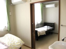 明るい居室の一角
