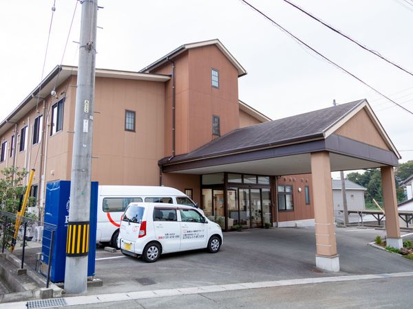 きれいな入口の建物