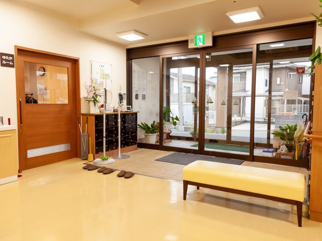 広々としたエントランス エントランス ゆったりとしたエントランスで、訪れる皆さまとのコミュニケーションが図れます。