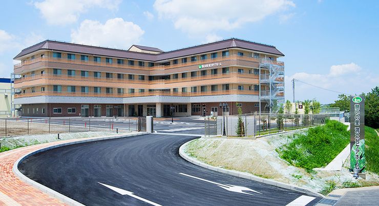 緑豊かな施設の外観