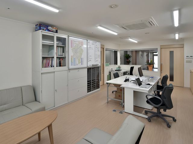 清潔な休憩室 休憩室 清潔感あふれる空間で、スタッフがくつろげる明るい休憩の場です。配置された家具が快適さを提供します。