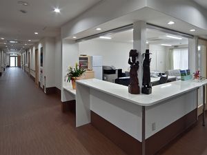 白いカウンターの廊下