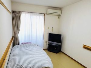 居室のベッドとテレビ  