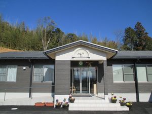 小さな花壇がある建物外観