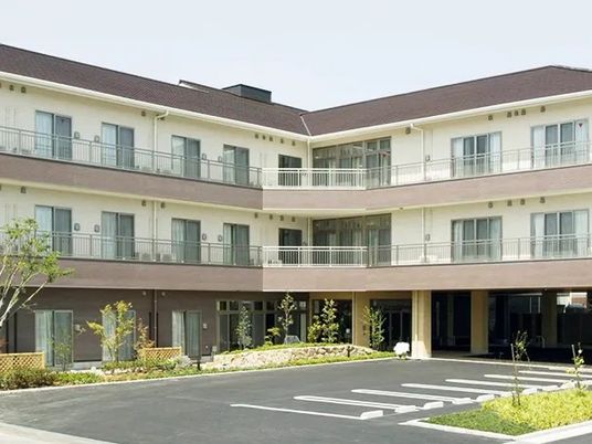 三階建ての外観  