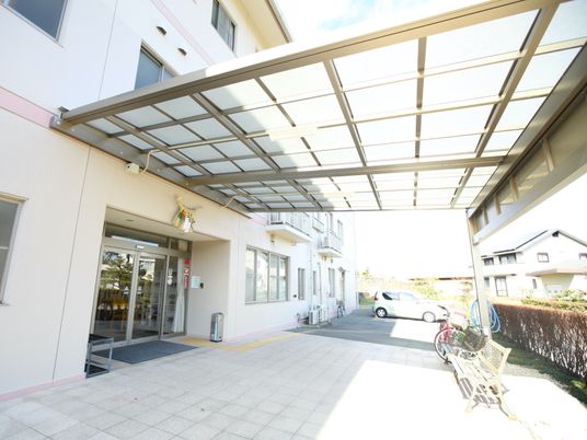 明るいエントランスの外観