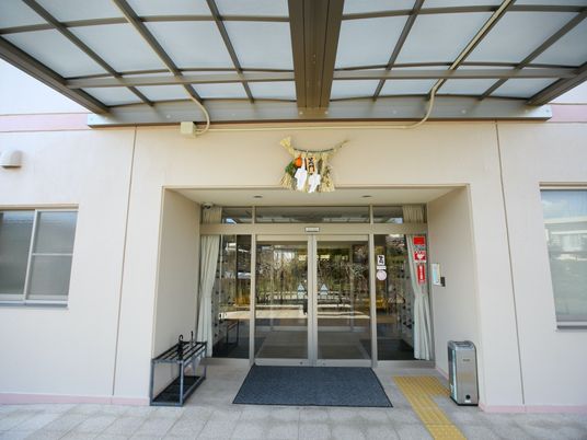 施設のエントランス外観