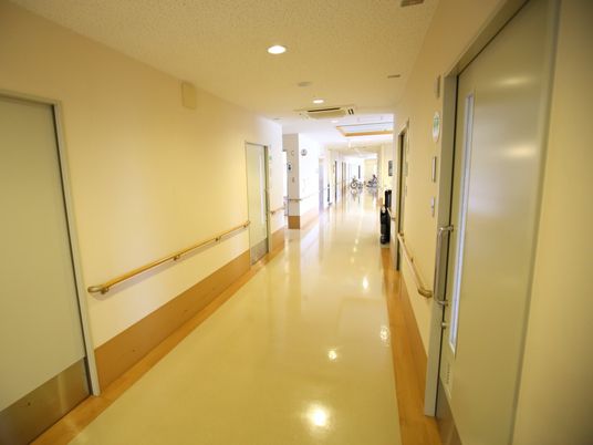 光沢ある綺麗な廊下