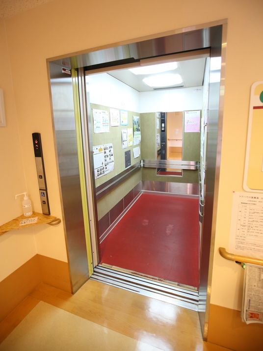 ゆっくり閉まるエレベーター