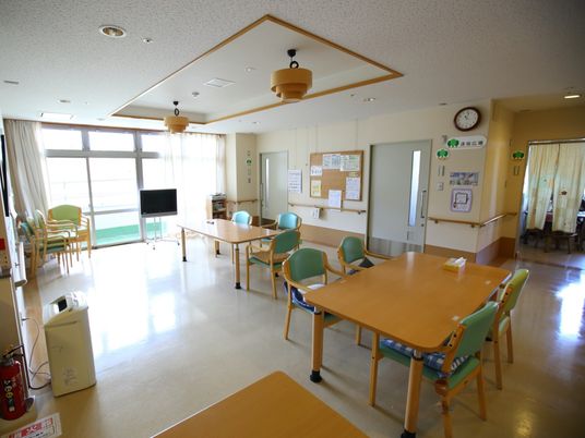 共有スペースの明るい部屋