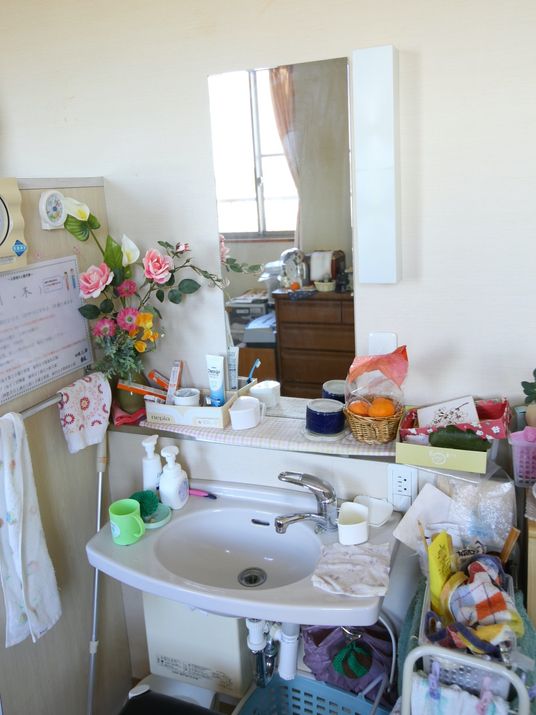 居室の洗面台と鏡