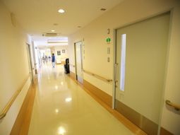 廊下の明るいイメージ