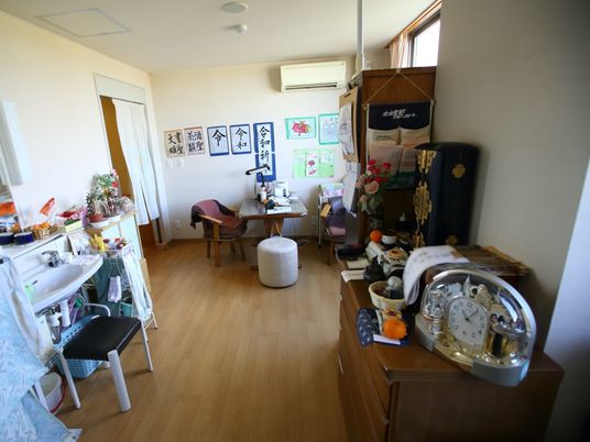 居室のアートと家具