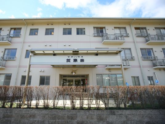 外観の明るい建物