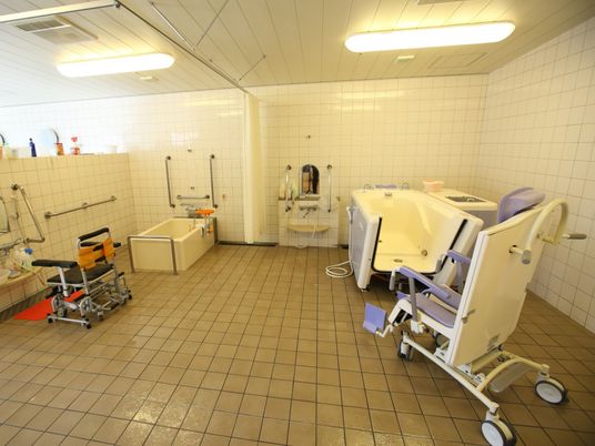 バリアフリーの浴室施設