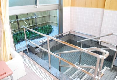 手すり付きの浴槽