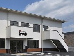 白い建物の外観