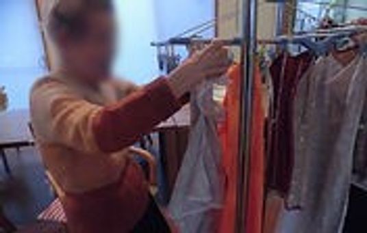 服を選ぶ様子の室内
