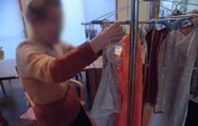 服を選ぶ様子の室内