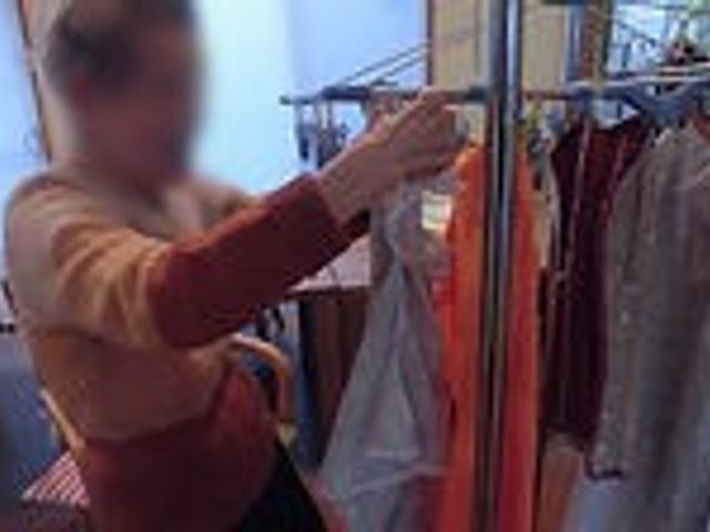 服を選ぶ様子の室内 多目的室 衣類を選ぶ作業ができるスペースです。明るく快適な環境で、日常の支援を行えます。