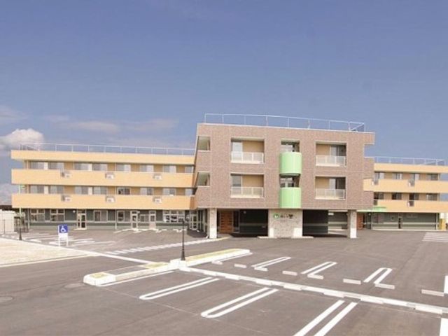明るい日差しの建物外観 外観 広々とした駐車場が整備された建物です。清潔感のあふれる外観が、訪れる人を温かく迎え入れます。
