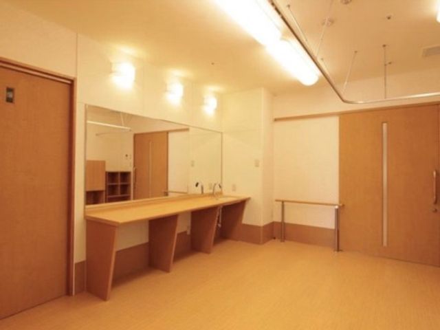 洗面台付き居室 脱衣場 ゆとりを持たせた作りの居室で、スタッフの支援も行いやすい環境です。清潔感のある洗面台も完備されております。