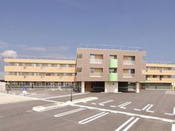 広々とした駐車場の建物