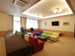 カラフルなソファのある空間