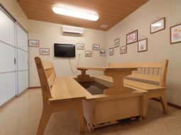 木製家具のある静かな部屋