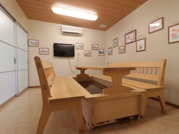 木製家具のある静かな部屋