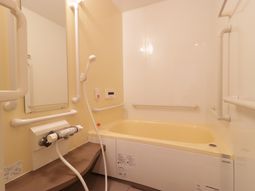 手すり付きモダンな浴室