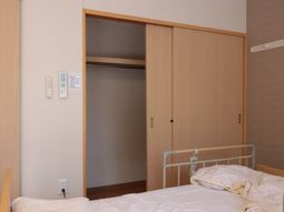 居室のクローゼットとベッド