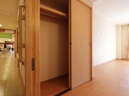 廊下と開いた扉の居室