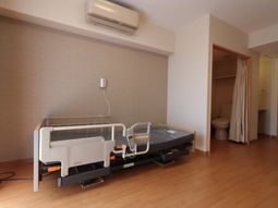 居室のベッドとトイレ