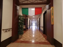 イタリア旗飾る廊下