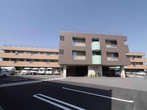 明るい日差しの外観
