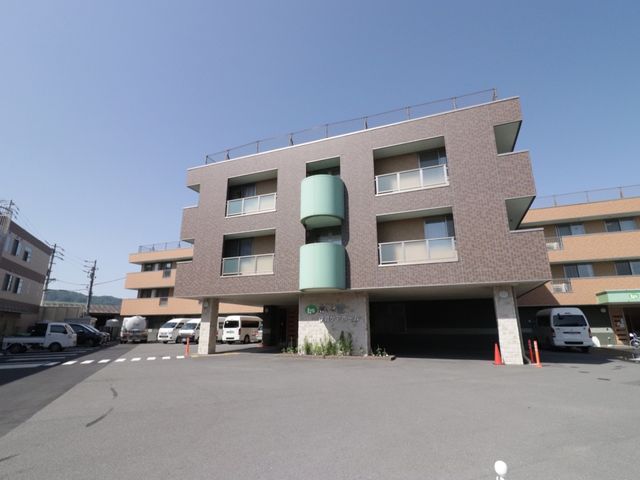 広々とした施設のエントランス 外観 日当たりが良好で開放的な雰囲気のエントランスです。ご来訪される方々を温かく迎え入れることができる空間となっております。
