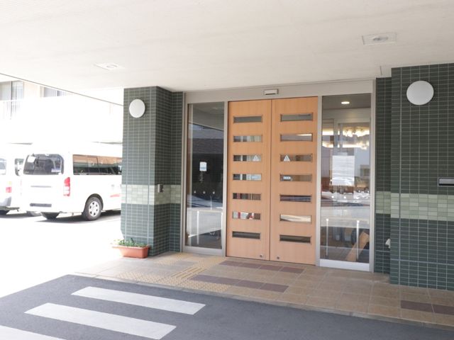 明るいエントランス 玄関 モダンで開放的なエントランスは、訪れる皆さまを暖かく迎え入れます。スムーズな移動を助ける広々とした設計です。