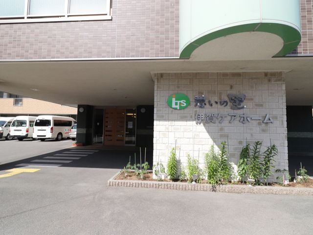 エントランスと植物 玄関 ゆったりとした入口に植物が添えられ、明るい印象のエントランスです。訪れるすべての人を温かくお迎えします。